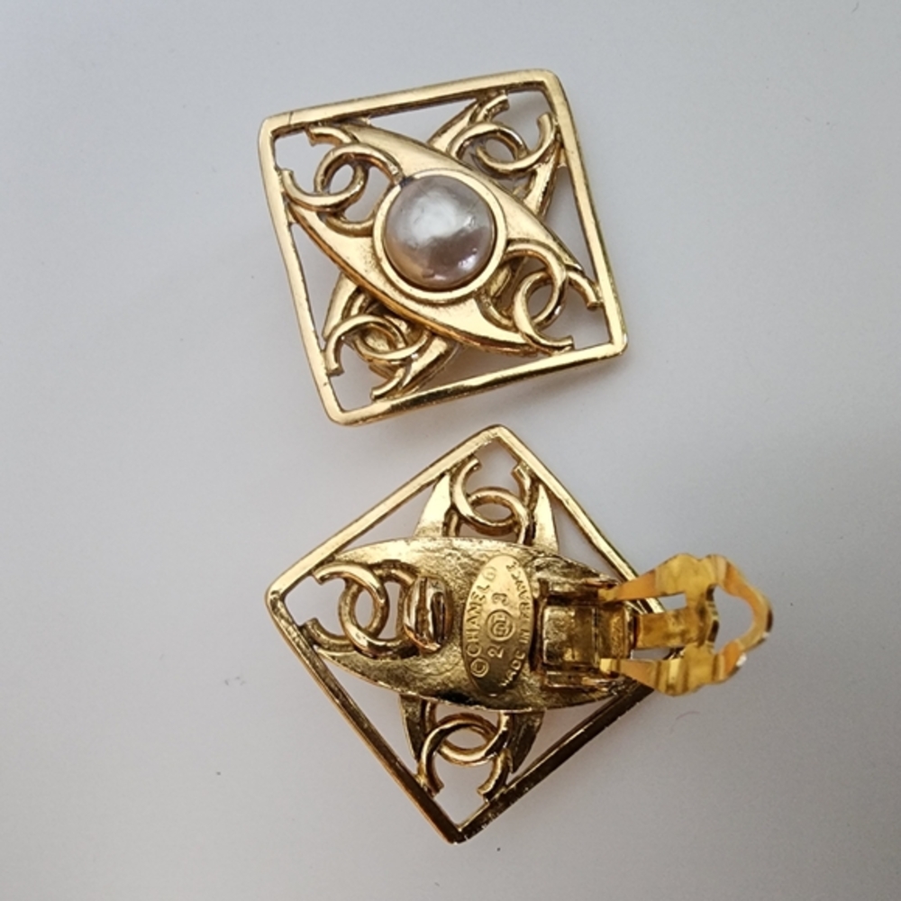 CHANEL Early 90's 4 CC COCO Square With Pearls Earrings - Picture 2 of 11